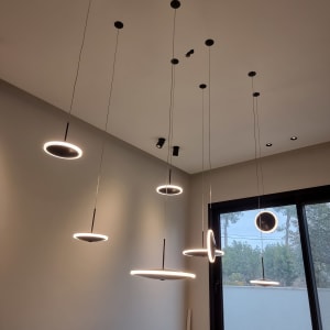 תאורה תלויה מעוצבת עם נורות עגולות מוארות