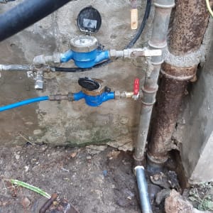 צנרת מים עם ברזים ומדי מים כחולים