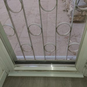 מסגרת אלומיניום של דלת עם מסילה תחתונה