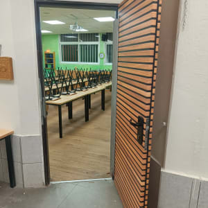 דלת עם ציפוי עץ מפוספס וידית שחורה