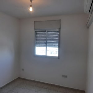 חדר ריק עם קירות צבועים ונורה חשופה