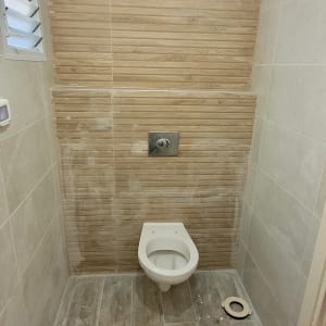 שירותים עם כתמי צבע על הרצפה והקירות