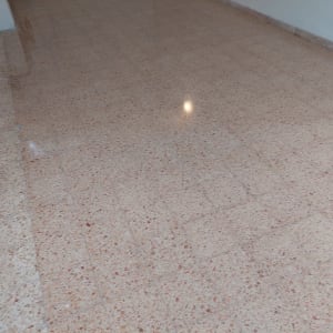 רצפה רטובה לאחר ניקוי עם מים וסבון