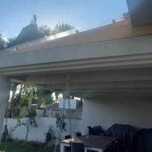 נדנדה מעץ תלויה על שרשראות במרפסת