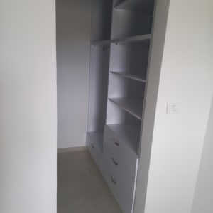 ארון קיר עם מדפים ומגירות בחדר