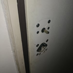 מנעול דלת מפורק עם חורים וברגים