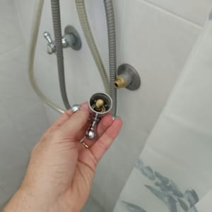 יד מחזיקה חלק ברז במקלחת עם צינור