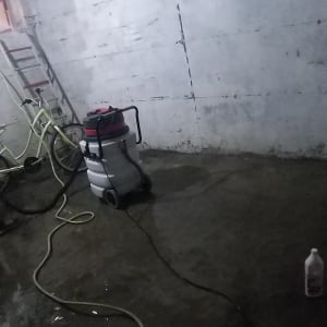 שואב אבק תעשייתי וצינור על רצפה רטובה