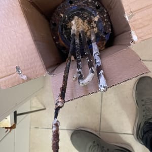 גוף חימום של דוד שמש עם אבנית בתוך קופסה