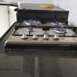 כיריים גז עם ארבעה מבערים דולקים במטבח