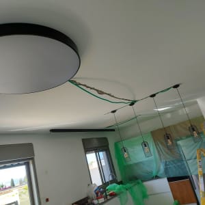תאורה תלויה מהתקרה עם חוטים ירוקים גלויים