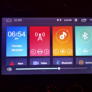 מסך מערכת רכב עם תצוגת זמן ואפליקציות
