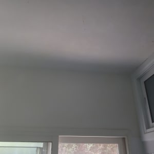 תקרה צבועה בלבן עם סימני צבע קלים