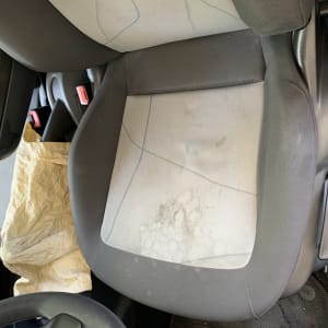 מושב רכב עם כתמים ולכלוך, מוכן לניקוי