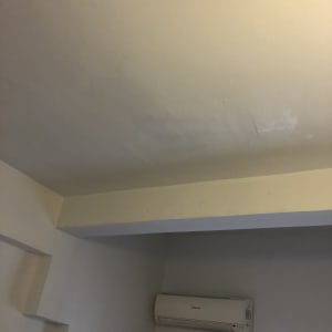 תקרה צבועה בגוון בהיר עם סימני תיקון