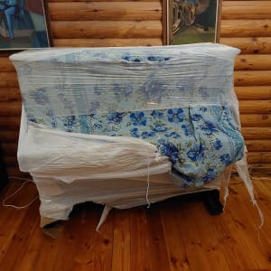 רהיט עטוף בניילון לקראת מעבר דירה