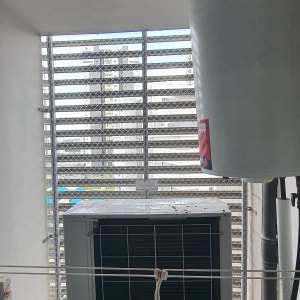 יחידת מיזוג אוויר עם רשת למניעת כניסת יונים