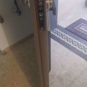 דלת עם מנעול רב בריח ומנגנון נעילה