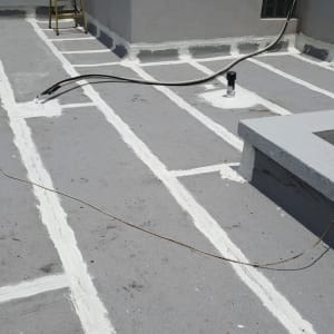 גג אטום עם קווים לבנים של חומר איטום