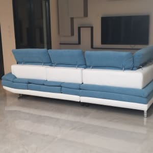 רצפה נקייה ומבריקה עם השתקפות מנורה