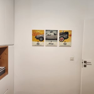 ארון עם כלים וציוד על מדף עץ