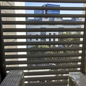 רשת יונים מותקנת על מרפסת עם מזגנים