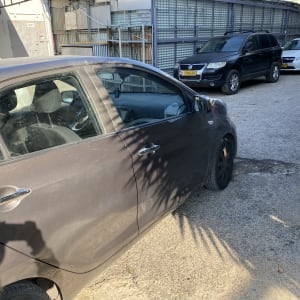 מכונית חונה עם סימני לכלוך על הדלת