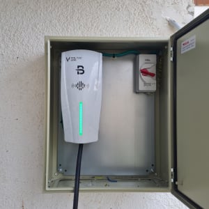 מטען חשמלי עם כבל וחיווט בתוך ארון פתוח