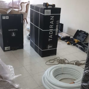 קופסאות מזגן תדיראן, צינורות וכלי עבודה על הרצפה