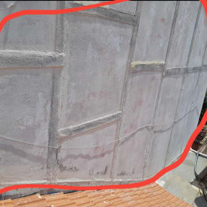 קיר עם איטום בטיח ואזור מסומן באדום