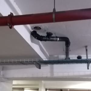 צינור שחור מחובר לתקרה בחניון