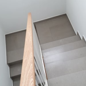 מעקה עץ על גרם מדרגות אפור