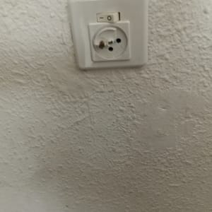 שקע חשמל עם מתג על קיר לבן