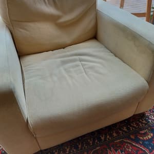 כורסה מרופדת בבד בז