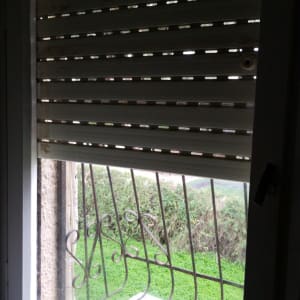 חלון זכוכית עם תריסים פתוחים חלקית