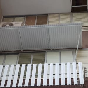 מרפסת עם גג ותריסים מאלומיניום