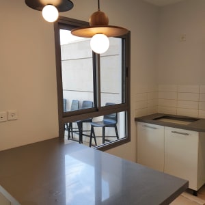 משטח עבודה נקי ומבריק במטבח מודרני