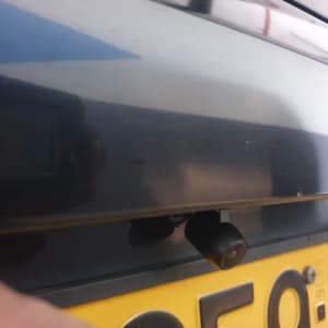 מצלמת רוורס מותקנת מעל לוחית רישוי רכב