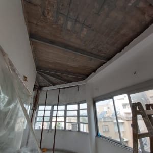 עבודות שיפוץ ותמיכת תקרה בחלל פנימי במהלך שלבי פירוק