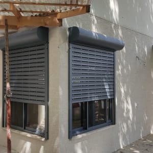 תריסי אלומיניום אפורים מותקנים על חלונות