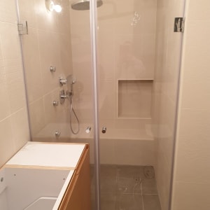 מקלחת עם דלת זכוכית, ראש מקלחת עגול