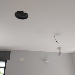 תקרת גבס עם חור עגול ונורה תלויה