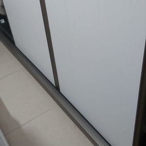 דלתות הזזה עם מסגרת מתכת על רצפה