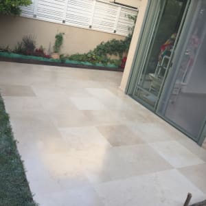 רצפת מרפסת נקייה עם אריחים בהירים