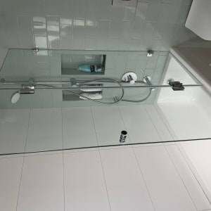 מקלחת עם ראש מקלחת, בקבוקי שמפו וסבון