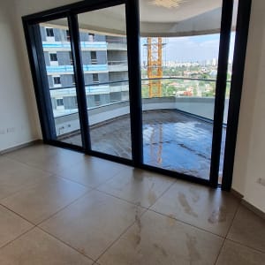 רצפה רטובה עם סימני נעליים לאחר ניקוי