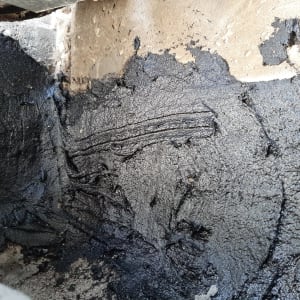 איטום קיר עם חומר שחור דמוי זפת