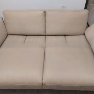 ספה בהירה עם כריות מושב ומשענת