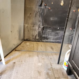 חדר אמבטיה בשיפוץ עם אריחים וכלים