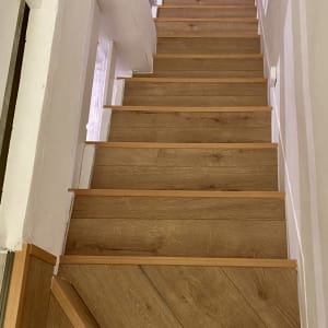 מדרגות עץ עם פרקט חום בהיר